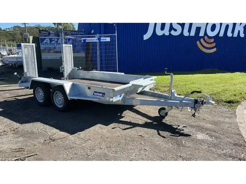 Beavertail plant trailer with split ramps